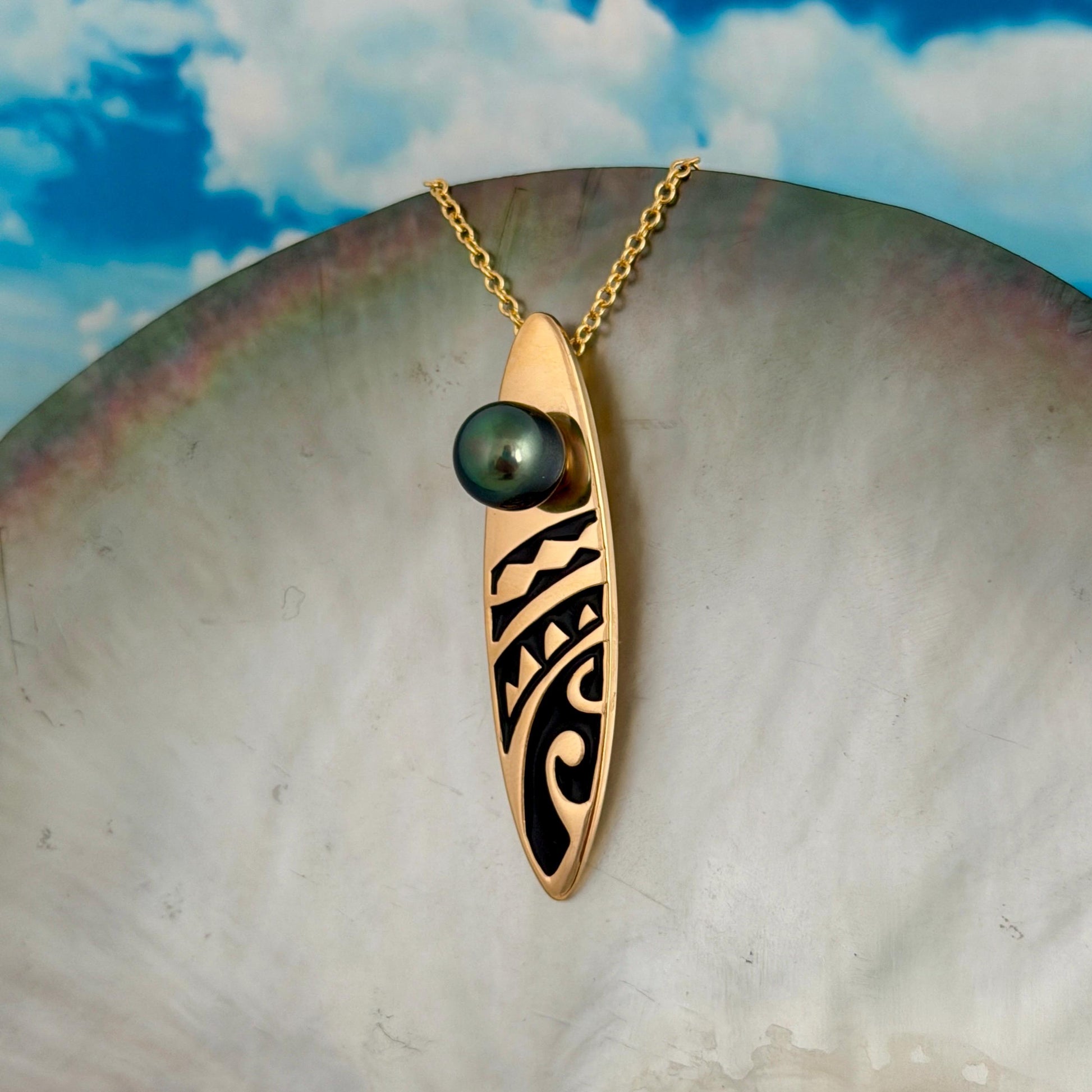 Tahitian pearl necklace with Gold surfboard • Dark Green gem