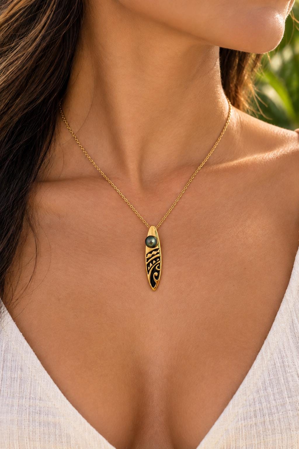 Tahitian pearl necklace with Gold surfboard • Dark Green gem