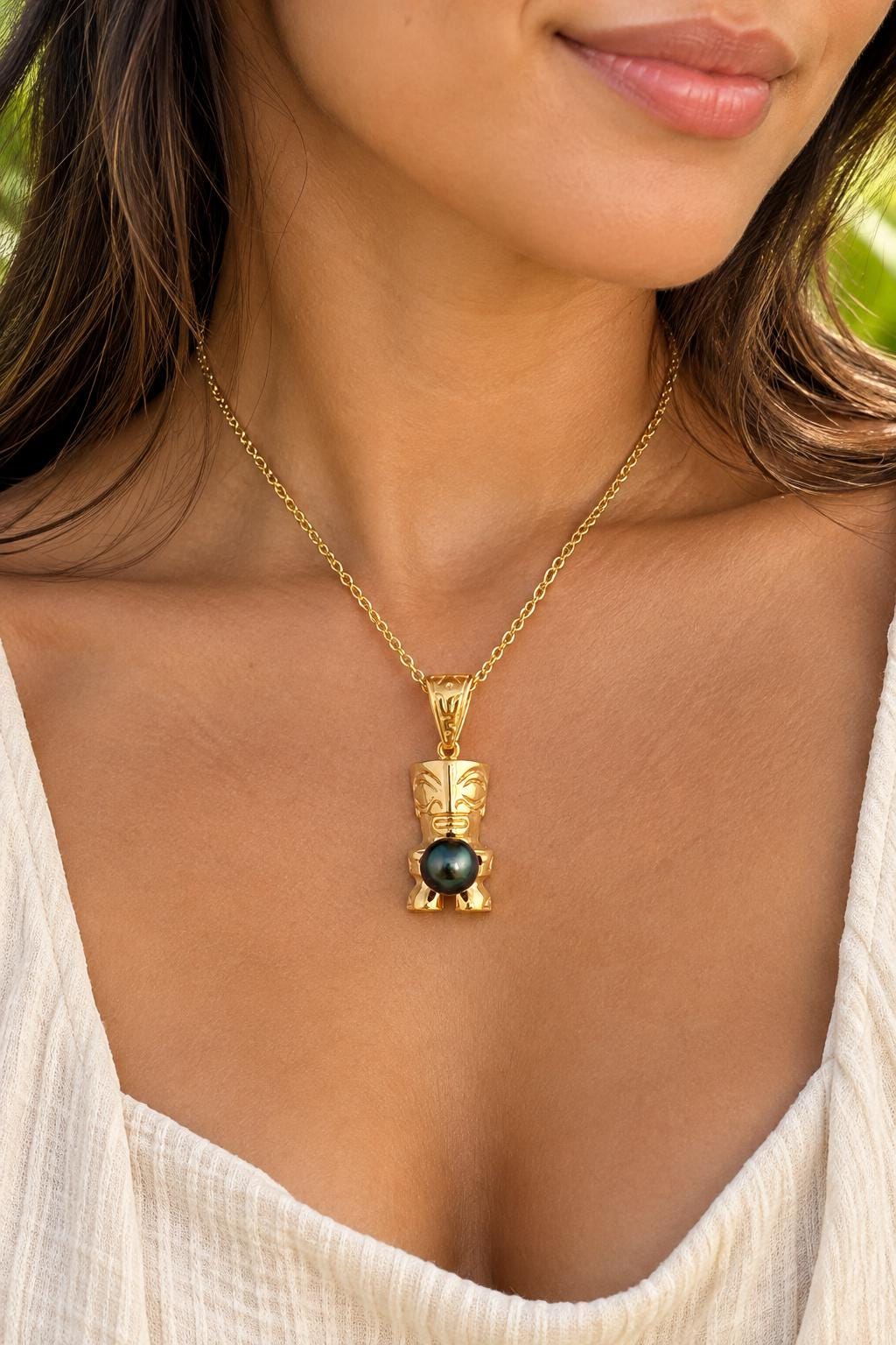 Tahitian pearl necklace with Gold Tiki • Dark Green gem