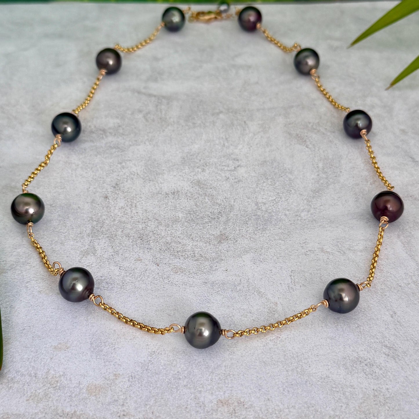 Tahitian Pearl choker Necklace • Gold filled link chain • 11 pearls
