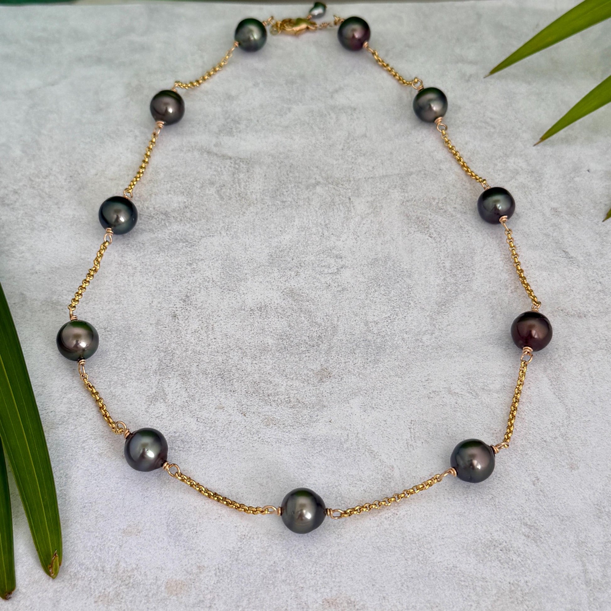Tahitian Pearl choker Necklace • Gold filled link chain • 11 pearls