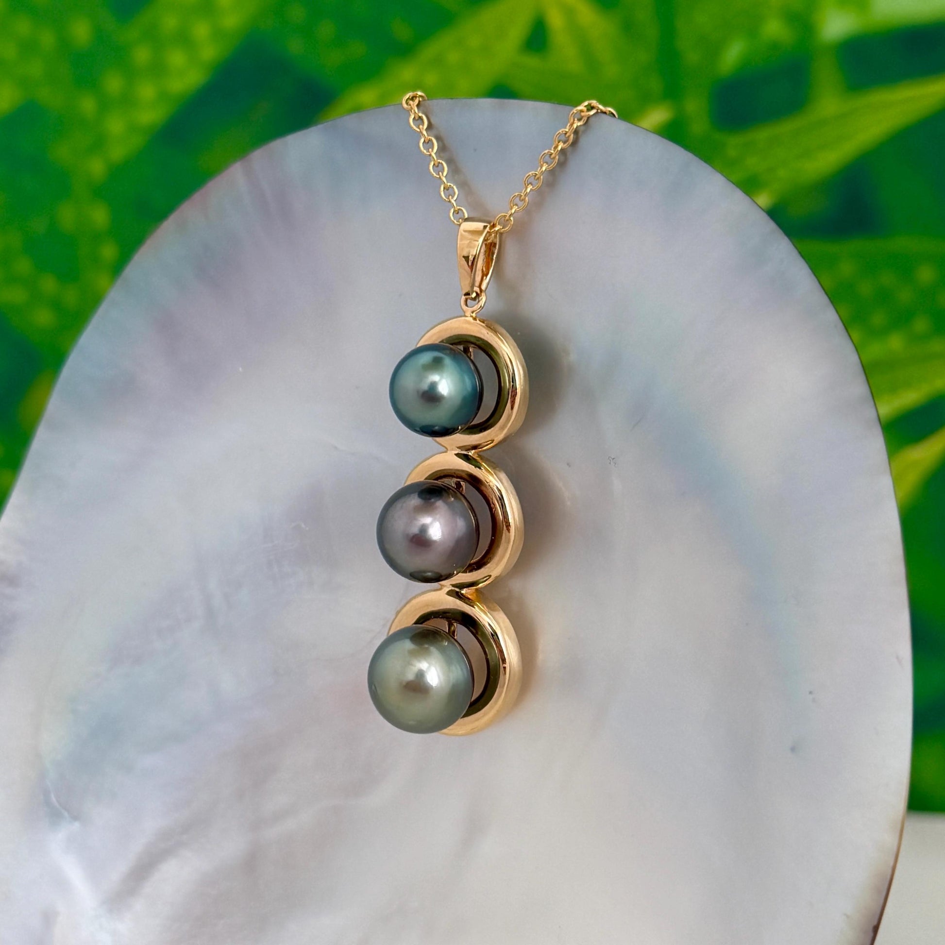 Rare Tahitian Pearl Necklace • Triple pearl jewelry in Gold plated • Peacock, Golden and Aubergine.